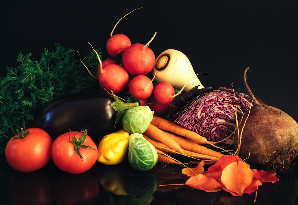Gesunde Mahlzeit mit frischen Gemüse und Vollkornprodukten
